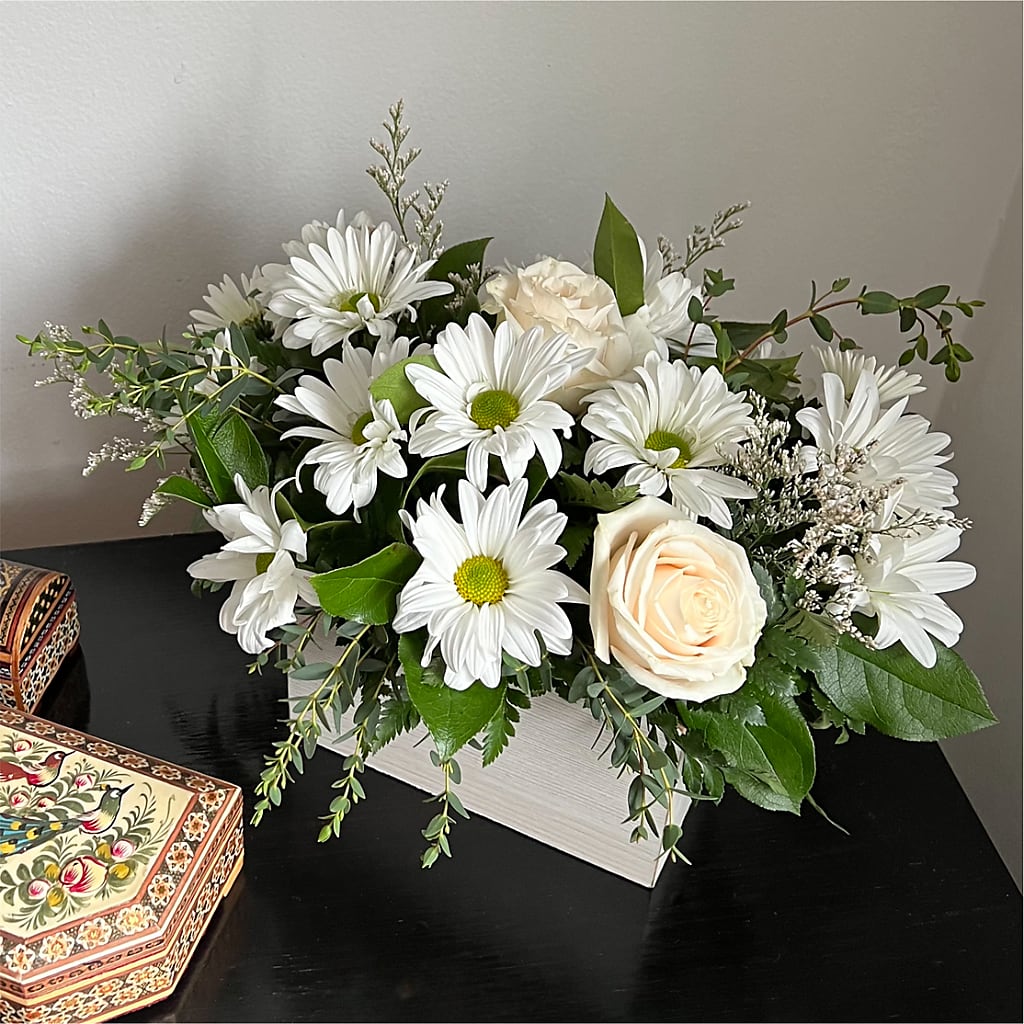 Fresh Linen Box Bouquet –  Colonial Nursery Garden Center, Ladysmith WI